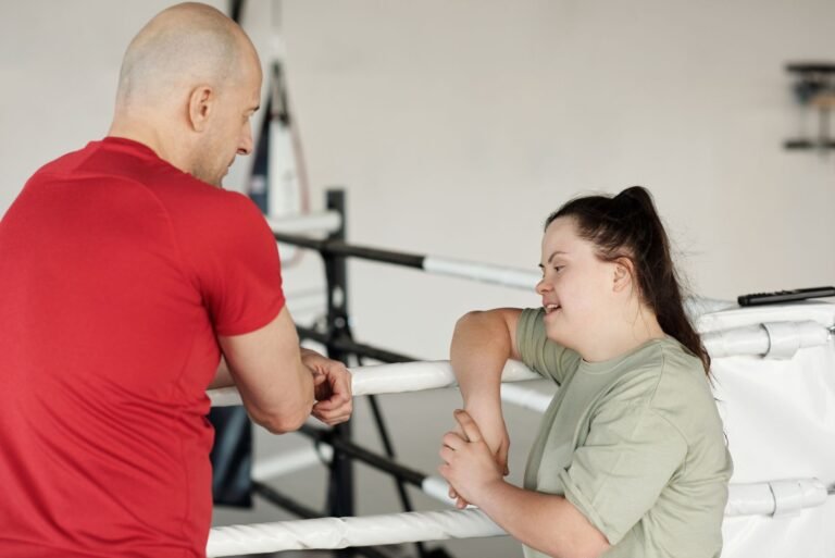 Qualities of a good live-in carer shown in a calm conversation with an older person at home