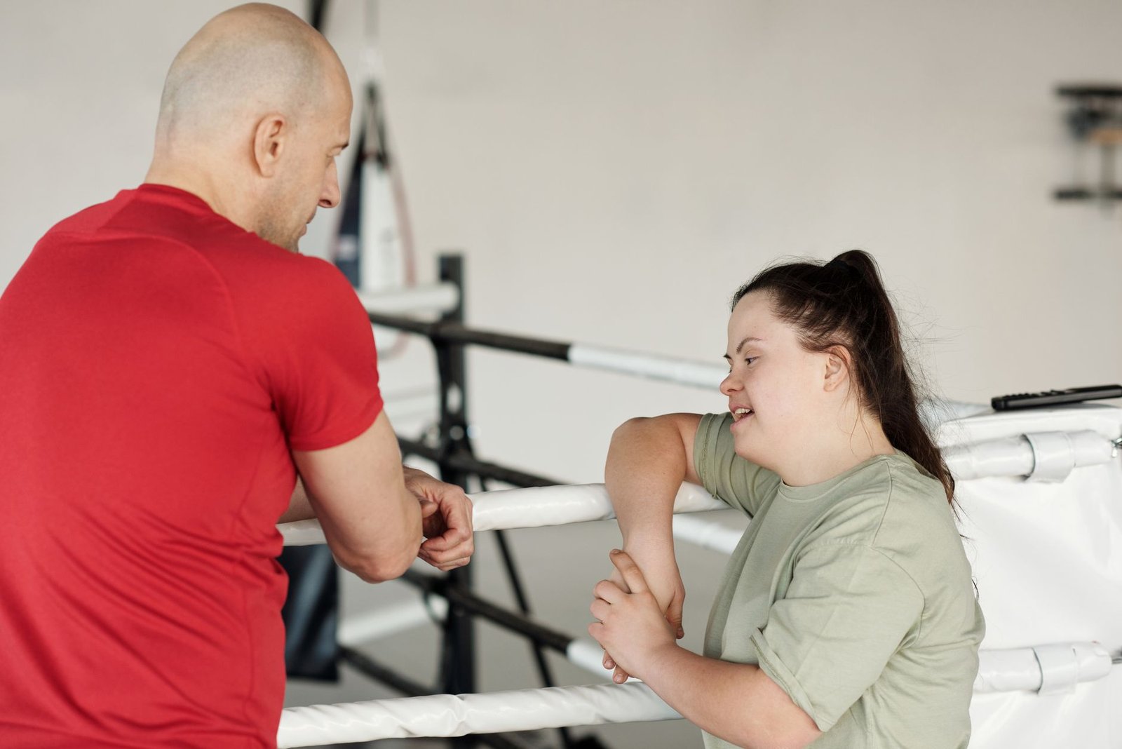 Qualities of a good live-in carer shown in a calm conversation with an older person at home